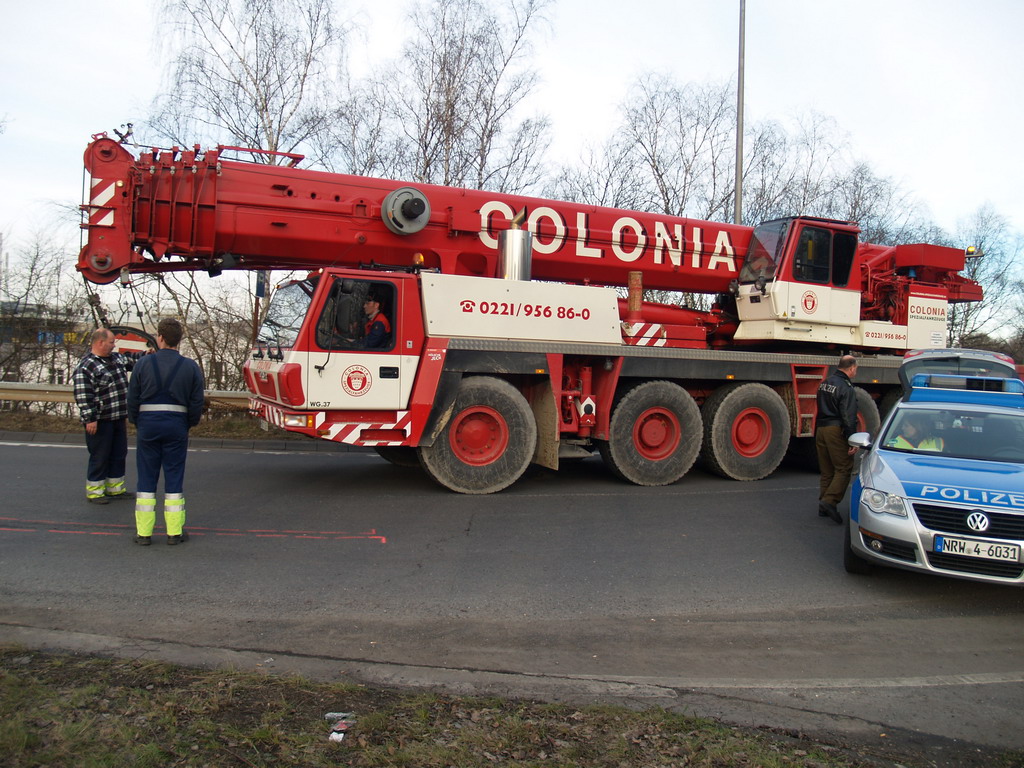 LKW verliert Container Koeln Niehler Ei P067.JPG